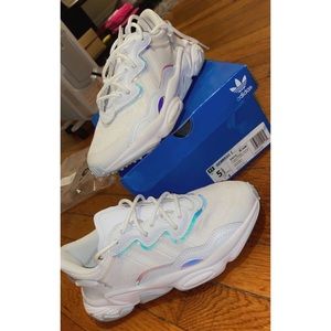 SOLD‼️Cute white adidas sneakers